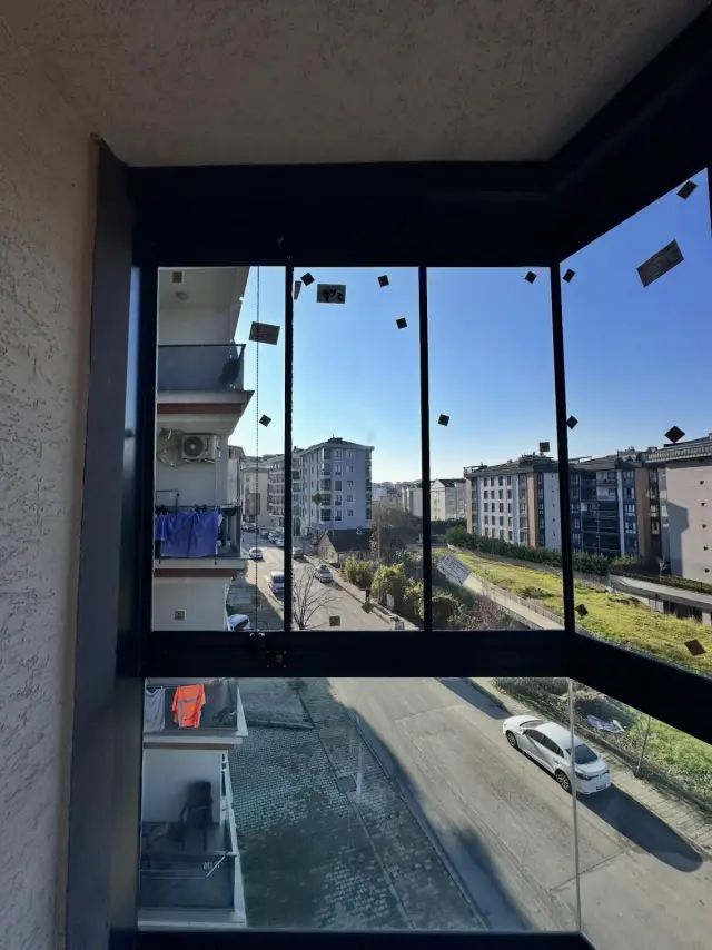 Alemdağ köşe balkonda antrasit profilli katlanır cam balkon — köşe dönüşü
