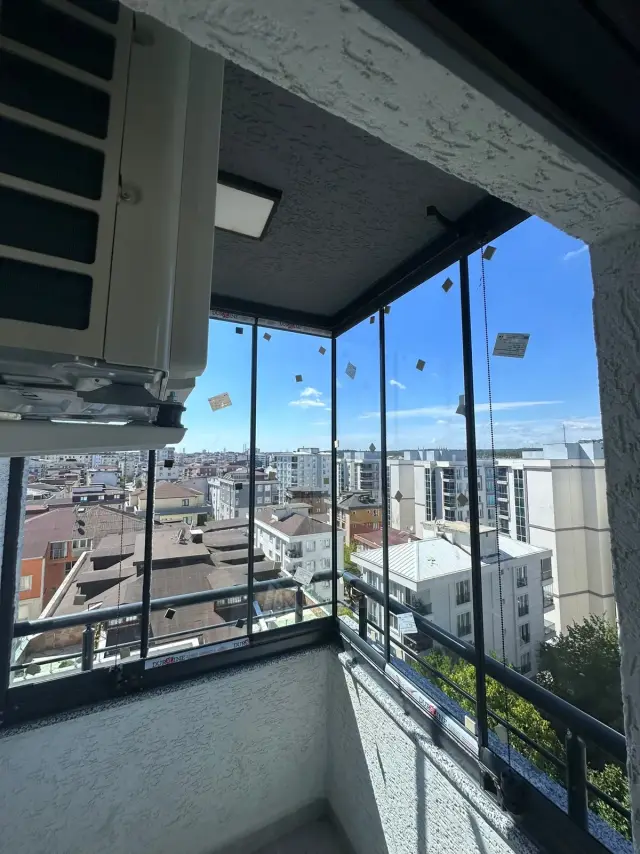 Çekmeköy Alemdağ köşe balkonda antrasit profilli katlanır cam balkon uygulaması