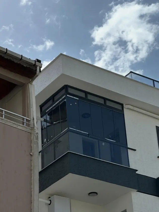 Cam balkon uygulaması — dış cepheden görünüm