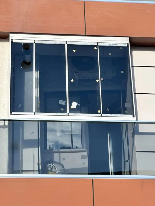 Ataşehir balkonunda katlanır cam balkon — dış cepheden görünüm