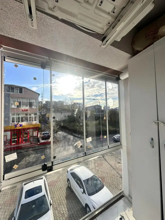 Ataşehir katlanır cam balkon — kanatlar kapalıyken iç görünüm