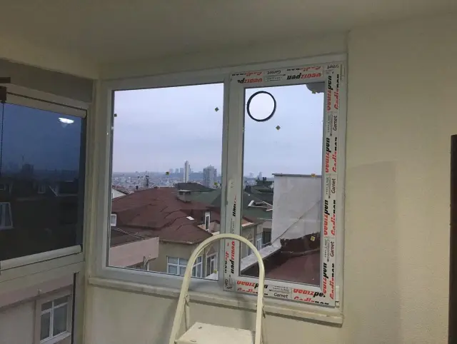 Ümraniye sürgülü cam balkon — ray ve panel detayı