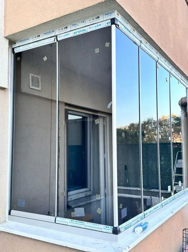 Taşdelen L balkonda ısıcamlı katlanır cam balkon — köşe görünümü